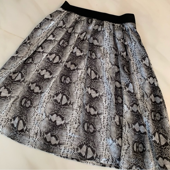 NWOT Women’s White House Black Market Black & White Snakeskin Print Mini Skirt - Picture 3 of 7